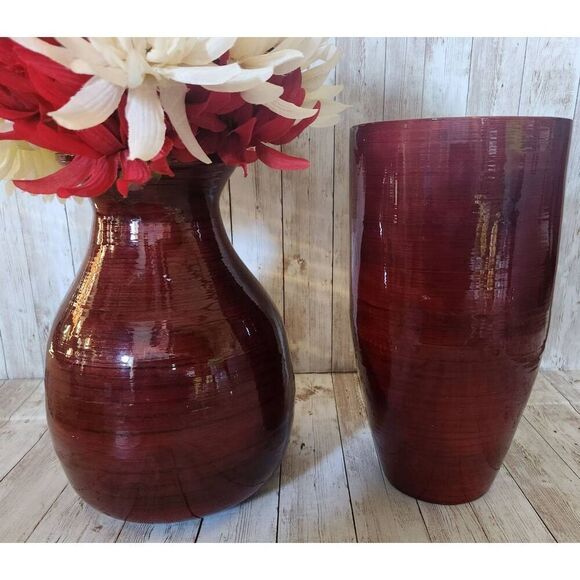 ę Two large red decorative lacquerware vaces and flowers - Picture 2 of 10